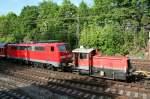 DB 111 062-6 wird von der Rangierlok 335 030-3 auf den Abstellplatz geschoben.