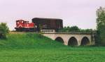 335 124 am 13.5.94 auf dem Rckweg ihrer bergabefahrt von Wassertrdingen nach Nrdlingen auf der dreibogigen Bachbrcke sdlich von Drrenzimmern. 