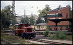 Köf III 333084 vor dem modernen Stellwerk im Bahnhof Forchheim am 26.9.1993.