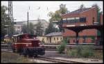 Am 26.9.1993 traf ich im Bahnhof Forchheim noch eine Köf III in alt roter Farbgebung an. 333064 war dort um 13.52 Uhr vor dem modernen Stellwerk in Aktion.