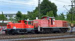 DB Cargo AG mit Lokzug, große Schwester  296 041-7  (NVR:  9880 3 296 041-7 D-DB ) zieht kleine Schwester  335 160-8  (NVR:  9880 3 335 160-8 D-DB ) Richtung Maschen am 25.06.20 Vorbeifahrt Bf.