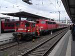 110 409-0 wird von 335 030-3 in Gießen abgeschleppt (29.11.2012)