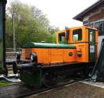 DIE WESTERBURGER DEUTZ A4L 514R-DIESELLOK
Am 7.5.2017 vor dem alten Lokschuppen beim Frühjahrs-Modellbahntag aufgenommen:
die DEUTZ A4L 514R-Diesellok mit luftgekühltem 55-PS-Vierzylindermotor,
1958 an die Stadtwerke Gießen ausgeliefert,
seit 2013 im  Heimathafen  der WESTERWÄLDER EISENBAHNFREUNDE angekommen...