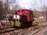 327 001-4 versteckt sich im Bahnhof Olpe (Sauerland) im April 2004 zwischen Büschen und kleinen Bäumen.
