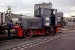 Die Werkslok der Hafenbetriebe Gernsheim (ex DB Kö 1002) im Jahr 1985 beim Wagenverschieben in Gernsheim.