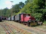 Betriebsf�hige Kleindiesellok V8 (Baujahr 1952 ex Hamburger Norderwerft) mit diversen historischen Wagen; Freigel�nde Eisenbahnmuseum Lokschuppen Aum�hle - 05.09.2004  
