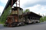 Bei der Zeche Zollverein hatten die Züge einen etwas größeren Lichtraum als bei der Bahn. Hier zu sehen sind eine Werklok mit einem Kohlewagen.

Zeche Zollverein 26.06.2016
