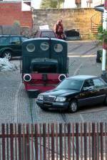 Auch ohne den Daimler im Vordergrund knnte diese Kleinlok sich nur wenige Meter bewegen, denn das Gleis endet am Tor.