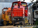 Eine rote Henschel DH500 steht aktuell auf dem Gelände der Firma Reuschling in Hattingen. Die orangene Lokomotive im Hintergrund fand ich aber weitaus interessanter. (Mai 2020)