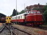 Lok 12 (ehemalige DL1 der Wittlager Kreisbahn) der Stichting Stadskanaal Rail (STAR) mit einem Museumszug Stadskanaal-Veendam auf Bahnhof Stadskanaal am 25-05-2006. Bild und scan: Date Jan de Vries.
