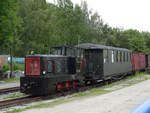 Zug mit der vereinseigenen Lok 199 312 (LKM Babelsberg Typ V10C) und Personenwagen für Traglasten im Gelände des Bahnhof Lohsdorf, Schwarzbachbahn; 04.06.2020
