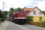 Harzkamel im Straßenbahndienst.
Überführungsfahrten können manchmal etwas kurios aussehen. 199 861 zog am vergangenen Tag (13.08.) Einen Sonderzug bestehend aus normalen (KBi) Reisezugwagen von Nordhausen aus. Da 99 5901 am selben Tag mit einem Traditionszug von Nordhausen zum Brocken und zurück gefahren ist, wurden beide Züge in einem am folgenden Tag wieder nach Wernigerode überführt.

Wernigerode Kirchstraße, 14. August 2017