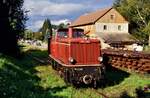 Frühere DB-Diesellok V 51 902 auf der Museumsschmalspureisenbahn  Öchsle  mit ihrer ersten DB-Nummerierung (vor dem Lokschuppen Ochsenhausen).