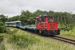 399 108-0 hat mit ihrem Zug zum Anleger am 24.06.2018 kurz zuvor den Wangerooger Inselbahnhof verlassen und wird gleich das Deichtor durchfahren