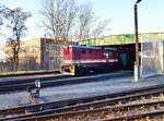 Zittauer Schmalspurbahn__Auch die Diesellok hat nicht in der Wagenhalle übernachtet. Hier zieht die 199 018 morgens  ihre  Wagen zur ersten Fahrt aus der Halle.__04-03-2024