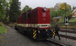 Die L45-H 084 Schmalspurdiesellok rangiert am Endbahnhof Oberwiesenthal an den Zug. Aufgenommen am 09.10.2025