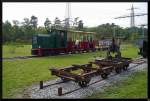 Neben der kleine Diesellok konnte die Historische Eisenbahn Mannheim auch diese alten Loren erwerben, die nun vor dem kleinen Bahnsteig aufgestellt wurden, whrend die Bahn ihre Runden dreht. (28. September 2013)