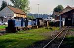 Vor dem Lokschuppen der Museumsschmalspureisenbahn  Öchsle  abgestellte Diesellokomotiven, 06.04.1985