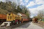 Eine Grubenlokomotive und mehrere Wagen im Gruben- und Feldbahnmuseum Zeche Theresia (10.04.2022)