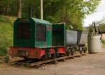 Eine Diema Feldbahnlok Typ DL 6, Fabriknummer 1983, Baujahr 1956, Leistung 18 KW, von 700 auf 600 mm umgespurt, als Denkmallok am 04.05.2011 beim Wodanstollen in Neunkirchen-Salchendorf.