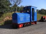 Eine blaue Feldbahnlokomotive wartet im Feldbahnmuseum Guldental auf ihren Einsatz (26.9.09).