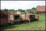 Abgestellte alte Feldbahn Loks am 30.05.2017 beim Torfwerk Bokern & Rießelmann in Lohne, Landwehrstraße 116.