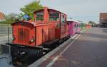 SCHÖMA Lok 4 (Baujahr 1995) der Inselbahn Langeoog wartet am 28.04.2025 am Inselbahnhof auf die Abfahrt zum Anleger.