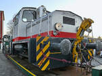 Die O&K-Diesellokomotive WLH27 wartet auf einem Tieflader verladen auf den Abtransport.