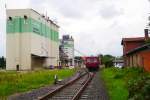 Das große Speichergebäude in Hüffenhardt erinnert noch an die Zeit, als der Landhandel das Rückgrat des Güterverkehrs der Nebenbahn war (Bf Hüffenhardt mit VT 50,