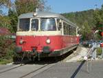 Schienenbus-Sonderzug SAB 74 der Schwäbischen Alb Bahn (SAB) am 30.09.18 bei der Einfahrt in den Bahnhof Münsingen.