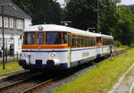 Der nach dem Gütersloher BÜ-Unfall leider nur zweiteilige MAN-Schienenbus der Osning-Bahn (302 027 und 142) beim Schienenbustreffen im Hönnetal.