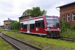 Den Pendelverkehr Neustadt (Dosse) - Kyritz der RB 74 erledigte am 19.7.16 VT 504 006, hier bei der Ausfahrt aus dem Bf Kyritz.