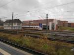 ICE 33 Hamburg Hbf - Kopenhagen bei der Einfahrt in Lbeck Hbf am 20.12.08. Das Stellwerk steht seit einigen Jahren leer, kann aber glcklicherweise nicht abgerissen werden, da es unter Denkmalschutz steht.