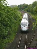 DB 605 (Diesel-ICE) auf der Vogelfluglinie 08: 06.06.2009, 19.02 Uhr, Kreuzungsbf Abzw Burg (Fehmarn): Leicht versptet passiert ICE 37 nach Kopenhagen die Kreuzungsstelle.