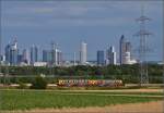 VT2E der hessischen Landesbahn in Doppeltraktion bei Eschborn mit Blick auf die Frankfurter Skyline.