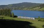 Ein Integral der Bayerischen Oberlandbahn fährt am 30.09.2018 den Schliersee entlang in Richtung München