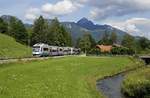 VT 102 und ein weiterer Integral überqueren am 19.07.2020 auf ihrem Weg nach nach München die Fischeralmstraße in Aurach