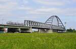 Nachschuss auf einen Integral der Regiobahn (S 28), der am 25.05.2023 die Hammer Brücke auf dem Weg von Kaarst nach Wuppertal befährt. Vom Rhein ist auf dieser Aufnahme nichts zu sehen, bei Hochwasser hätte ich mir aber hier nasse Füsse geholt: http://www.bahnbilder.de/bild/deutschland~strecken~kbs-4508-s-bahn-m-gladbach-dusseldorf/1275564/am-18012018-ueberqueren-zwei-1-440.html