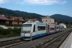 VT 101 `Mnchen´ steht am 31.08.08 vor dem im Abriss befindlichen Bahnhofgebude Schliesee kalt.