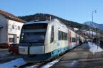 Ein Integral der Bayerischen Oberlandbahn BOB hat am 06,01.2015 gerade seine Fahrgäste nach Tegernsee befördert. Am Nebengleis im Hintergrund wartet die historsche Wagengarnitur des Bayerischen Localbahnvereins auf seine Zuglok für die Rückfahrt nach Holzkirchen.