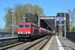 155 049 zog am Karfreitag den vorletzten Schrottzug aus dem Stillstandmanagement über die Rheinbrücke in Urmitz. Am Haken hatte sie 610 001, 610 004, 610 009 und 610 016 und fuhr als DbZ 93328 Hamm - Ehrang. 
610 001, 610 004 und 610 009 waren bis zum 18.12.2014 in Nürnberg beheimatet.
610 016 durfte einen Monat länger fahren und war bis zum 22.1.2015 in Nürnberg beheimatet. Am 19.4.19 ging es für die 610er dann auf die letzte Reise zum Schrottplatz von Hamm nach Ehrang.

Urmitz 19.04.2019
