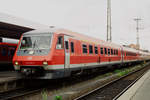 15.05.2007, im Nürnberger Hauptbahnhof stehen Tw 610 007 und ein weiterer 610er als Nahverkehrszug nach Hersbruck zur Ausfahrt bereit. Die insgesamt 20 von MAN und Fiat gebauten, am 23. Mai 1992 in Dienst gestellten Triebwagen der BR 610 fanden ihren Einsatz auf den kurvenreichen Strecken in Franken und der Oberpfalz. Die dank Neigetechnik um 31 Minuten kürzeren Fahrzeiten zwischen Bayreuth und Nürnberg waren beachtlich. Ende 2011 berichtete dann die örtliche Presse stolz über eine Aufarbeitung der in die Jahre gekommenen Fahrzeuge: „… das verkehrsrote Äußere ist auf Hochglanz gebracht, im Inneren riecht es nach frischer Farbe…“  14 Tage und 30 000 Euro kostete der Spaß pro Zug. Die Aktion wurde nach dem 14. Zug abgebrochen. Am 15. Dezember 2013 las man in der gleichen Zeitung die Überschrift „Adè Pendolino“. Die Tw der Baureihe 612 übernahmen nach 21 Jahren und rund 5 Mio gefahrenen km schrittweise alle Leistungen. In einem in Versform verfassten Reisebericht hatte ich das flotte Fahren mit  ...per Neitec längs der Pegnitz klotzen...  formuliert. Der zu meiner persönlichen Befindlichkeit passende Reim ergab sich in der nächsten Zeile von selbst. Aber das gehört wirklich nicht auf eine seriöse Website.