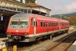 22.08.2007, Bayreuth, Tw 610 012 steht zur Abfahrt nach Nürnberg an Bahnsteig 1 bereit. Die insgesamt 20 von MAN und Fiat gebauten, am 23. Mai 1992 in Dienst gestellten Triebwagen der BR 610 fanden ihren Einsatz auf den kurvenreichen Strecken in Franken und der Oberpfalz. Die dank Neigetechnik um 31 Minuten kürzeren Fahrzeiten zwischen Bayreuth und Nürnberg waren beachtlich. Ende 2011 berichtete dann die örtliche Presse stolz über eine Aufarbeitung der in die Jahre gekommenen Fahrzeuge: „… das verkehrsrote Äußere ist auf Hochglanz gebracht, im Inneren riecht es nach frischer Farbe…“  14 Tage und 30 000 Euro kostete der Spaß pro Zug. Die Aktion wurde nach dem 14. Zug abgebrochen. Am 15. Dezember 2013 las man in der gleichen Zeitung die Überschrift „Adè Pendolino“. Die Tw der Baureihe 612 übernahmen nach 21 Jahren und rund 5 Mio gefahrenen km schrittweise alle Leistungen. In einem in Versform verfassten Reisebericht hatte ich das flotte Fahren mit  ...per Neitec längs der Pegnitz klotzen...  formuliert. Der zu meiner persönlichen Befindlichkeit passende Reim ergab sich in der nächsten Zeile von selbst. Aber das gehört wirklich nicht auf eine seriöse Website.