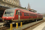 06.04.2009, Bayreuth, Tw 610 020 steht zur Abfahrt nach Nürnberg bereit. Die insgesamt 20 von MAN und Fiat gebauten, am 23. Mai 1992 in Dienst gestellten Triebwagen der BR 610 fanden ihren Einsatz auf den kurvenreichen Strecken in Franken und der Oberpfalz. Die dank Neigetechnik um 31 Minuten kürzeren Fahrzeiten zwischen Bayreuth und Nürnberg waren beachtlich. Ende 2011 berichtete dann die örtliche Presse stolz über eine Aufarbeitung der in die Jahre gekommenen Fahrzeuge: „… das verkehrsrote Äußere ist auf Hochglanz gebracht, im Inneren riecht es nach frischer Farbe…“  14 Tage und 30 000 Euro kostete der Spaß pro Zug. Die Aktion wurde nach dem 14. Zug abgebrochen. Am 15. Dezember 2013 las man in der gleichen Zeitung die Überschrift „Adè Pendolino“. Die Tw der Baureihe 612 übernahmen nach 21 Jahren und rund 5 Mio gefahrenen km schrittweise alle Leistungen. In einem in Versform verfassten Reisebericht hatte ich das flotte Fahren mit  ...per Neitec längs der Pegnitz klotzen...  formuliert. Der zu meiner persönlichen Befindlichkeit passende Reim ergab sich in der nächsten Zeile von selbst. Aber das gehört wirklich nicht auf eine seriöse Website.
