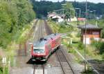 Sdlich vom alten Bahnhof Neustadt an der Waldnaab fhrt ein RE vom neuen Bahnhof auf das Streckengleis nach Weiden.