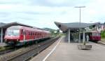 Amberg am 30.5.09: 610 008 hlt als RE nach Schwandorf kurz auf Gleis 1 und Schienenbus 798 776 wartet auf Gleis auf die nchste Pendelfahrt nach Schnaittenbach.