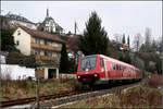 Wieder am Tageslicht -    Nach Durchfahrt des Überlinger West-Tunnels legt sich der IRE Ulm - Basel in die Kurve und wird gleich die Station Überlingen Therme durchfahren.