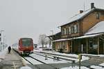 Bei eisigen Temperaturen wartet 611 507 am 18.03.2018 im Bahnhof Döggingen die Kreuzung mit dem Gegenzug ab