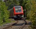 Eher Sichtungsbild denn Bahnfoto. Diesel im Planverkehr gibt es in Konstanz schon seit ewigen Zeiten nicht mehr. Dieser 611 zeigt Samstag und Sonntag, was auf der Rennstrecke Konstanz-Singen mglich ist. Seltsamerweise ist er parallel zum IRE nach Karlsruhe unterwegs und berholt diesen bei seinem einzigen Halt in Radolfzell. Hier am zentralen Sternenplatz in Konstanz, auch wenn es nicht so aussieht. Mai 2012.