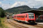 611 050-5 als IRE 3215 (Neustadt(Schwarzw)-Ulm Hbf) und 628 703-0 und 628 701-4 als RB 26950 (Neustadt(Schwarzw)-Titisee) links steht 628 702-3 in Neustadt 30.7.15